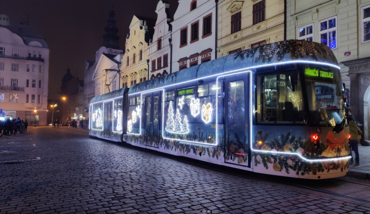 Plzeňská vánoční tramvaj bere v populární anketě opět stříbro, tradičně zvítězil maďarský Miskolc