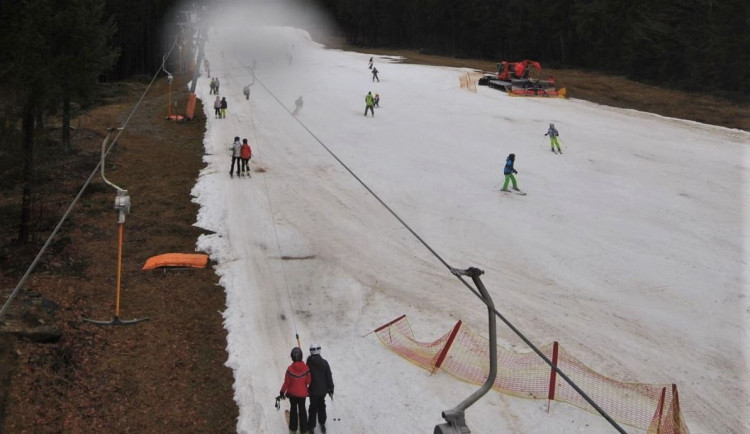 Na šumavském Špičáku se lyžuje na jediné sjezdovce více počasí nedovolí