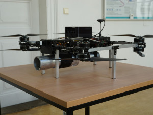 Unikátní dron by měl pomoci hasičům s požáry v uzavřených prostorech, prototyp testují plzeňští odborníci