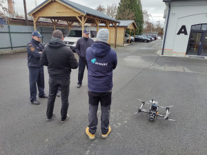 Unikátní dron by měl pomoci hasičům s požáry v uzavřených prostorech, prototyp testují plzeňští odborníci