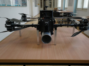 Unikátní dron by měl pomoci hasičům s požáry v uzavřených prostorech, prototyp testují plzeňští odborníci