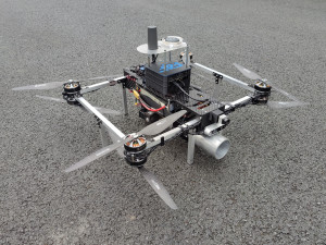 Unikátní dron by měl pomoci hasičům s požáry v uzavřených prostorech, prototyp testují plzeňští odborníci