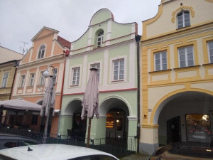 Inspektoři našli ve skladu pizzerie myší bobky a vrstvy pavučin, část prodejny uzavřeli