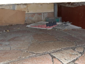 Inspektoři našli ve skladu pizzerie myší bobky a vrstvy pavučin, část prodejny uzavřeli