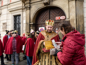 Do ulic Plzně tradičně vyrazili koledovat tři králové v zastoupení hejtmana, primátora a biskupa