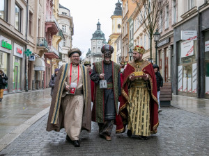 Do ulic Plzně tradičně vyrazili koledovat tři králové v podání hejtmana, primátora a biskupa