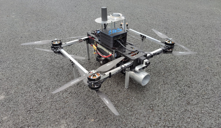 Unikátní dron by měl pomoci hasičům s požáry v uzavřených prostorech, prototyp testují plzeňští odborníci