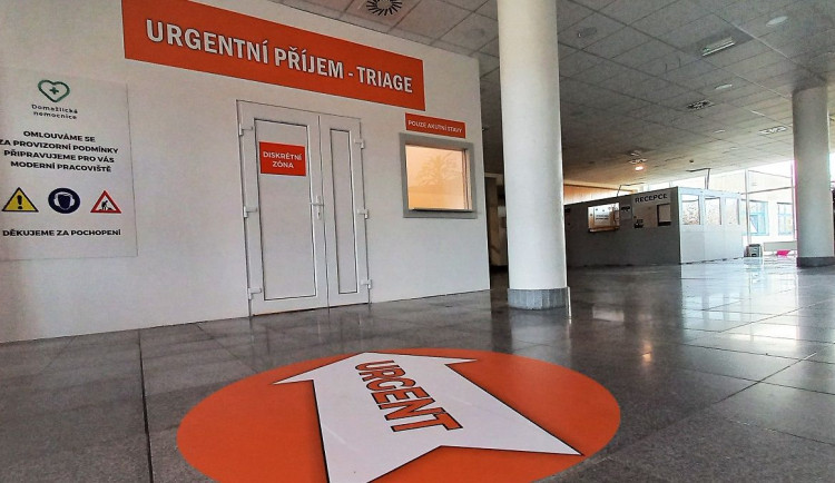Nový režim příjmu zavádí Domažlická nemocnice pro pacienty s akutními potížemi, nejprve je čeká triáž