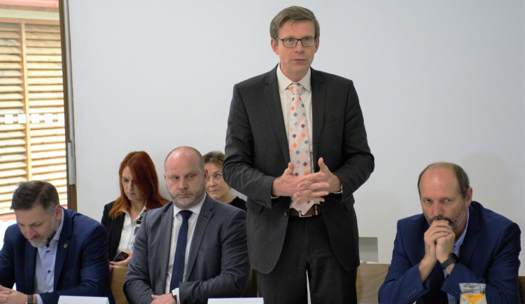 Ministr Kupka při jednání o gigafactory slíbil starostům lepší dopravní napojení, pilotům vláda nabídne alternativu