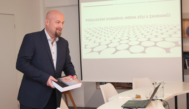 Uznávaný afrikanista obdržel cenu za posilování dobrého jména plzeňské univerzity ve světě