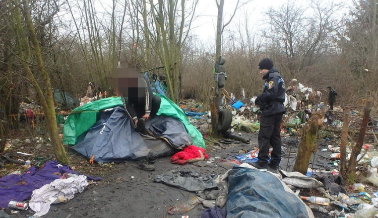 Celostátně hledaný muž se skrýval mezi bezdomovci, druhého našli strážníci pod mostem