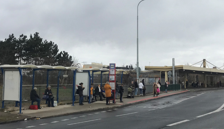 Tristní stav autobusové zastávky Opatov je předmětem lednové schůzky radnice