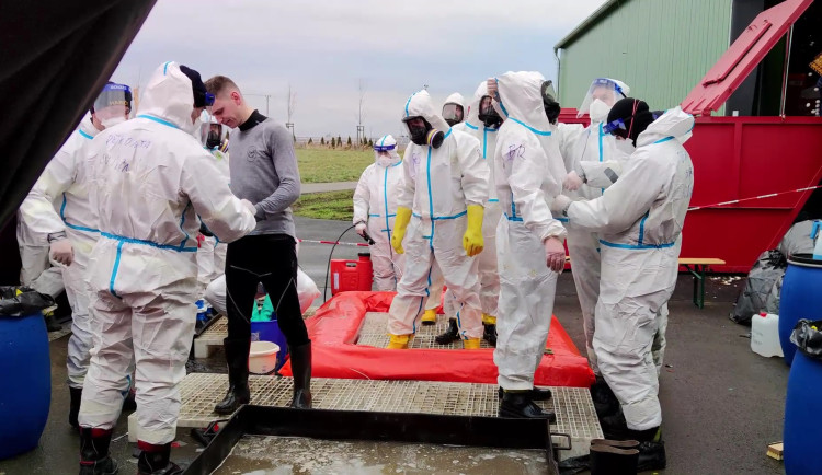 Z drůbežárny do kafilerie putovala už čtvrtina slepic z obřího velkochovu zasaženého ptačí chřipkou