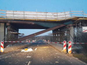 Řidič náklaďáku urval traverzu z rozestavěného mostu a zastavil provoz na silnici z Klatov na Nepomuk
