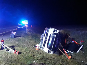 Střet dodávky s osobákem si vyžádal deset zraněných osob včetně čtyř dětí