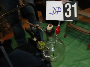 Na varnu pervitinu upozornil chemický zápach, který se šířil z jednoho bytu, při razili policisté zadrželi tři osoby