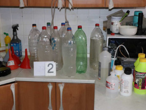 Na varnu pervitinu upozornil chemický zápach, který se šířil z jednoho bytu, při razili policisté zadrželi tři osoby