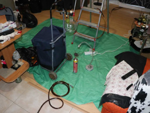 Na varnu pervitinu upozornil chemický zápach, který se šířil z jednoho bytu, při razili policisté zadrželi tři osoby