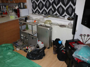 Na varnu pervitinu upozornil chemický zápach, který se šířil z jednoho bytu, při razili policisté zadrželi tři osoby