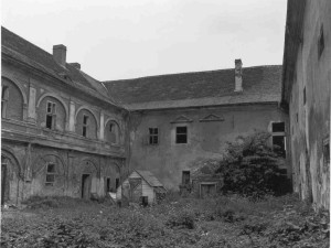 Takto vypadalo nádvoří v roce 1990