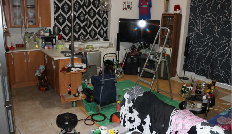 Na varnu pervitinu upozornil chemický zápach, který se neustále šířil z jednoho bytu, při razili policisté zadrželi tři osoby