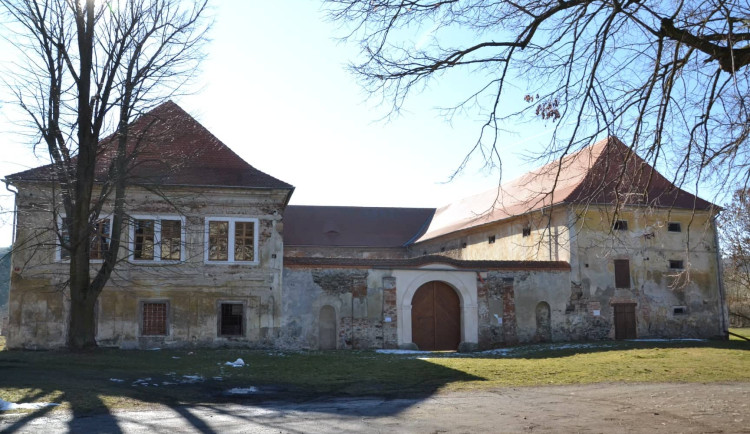 Nadšenci už leta opravují zdevastovaný zámek v Čečovicích, rekonstrukci financují pořádáním kulturních akcí