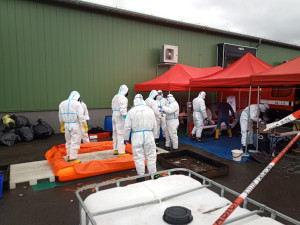 Likvidace obřího ohniska ptačí chřipky je v polovině, hasiči již odklidili 500 tun drůbeže