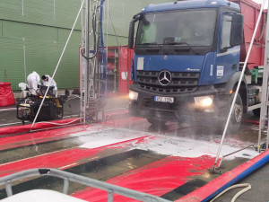 Likvidace obřího ohniska ptačí chřipky je v polovině, hasiči již odklidili 500 tun drůbeže