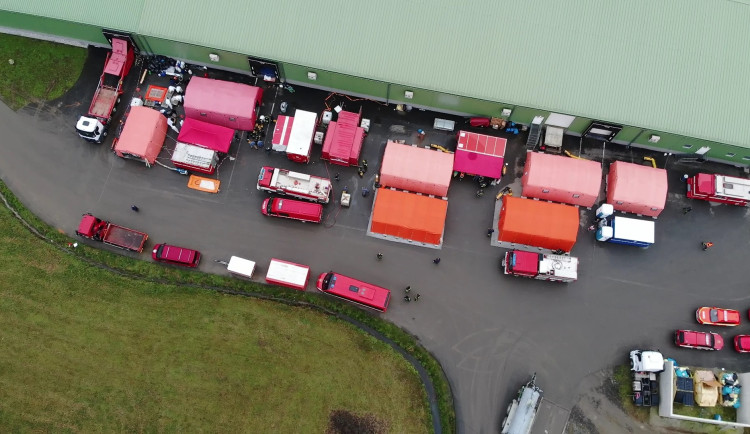 Likvidace obřího ohniska ptačí chřipky je v polovině, hasiči již odklidili 500 tun drůbeže