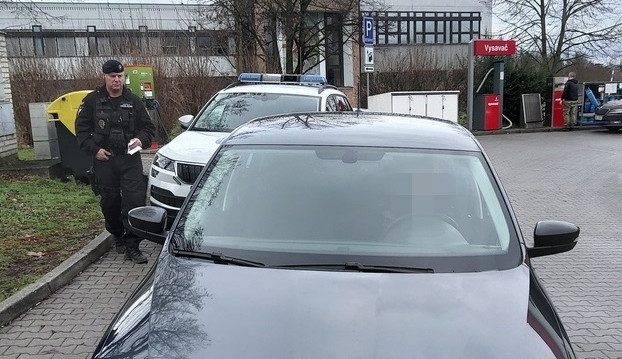 Silně opilý cizinec usedl za volat a jel si natankovat, obsluha pumpy pohotově zareagovala