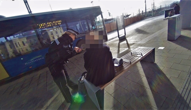 Seniorku zachránila ze sevření eskalátoru hlídka městské policie