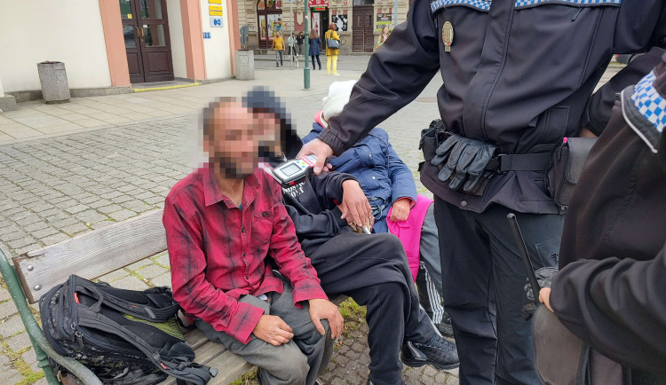 Protialkoholová vyhláška už vynesla na pokutách 95 tisíc korun, strážníci řešili stovky přestupků