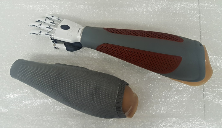 Plzeňští vědci s německými kolegy vymysleli, jak vyrobit protézu ruky pomocí 3D tisku. Má to řadu výhod