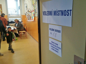 Volební místnosti se otevřely. Češi rozhodují o tom, kdo nahradí Miloše Zemana