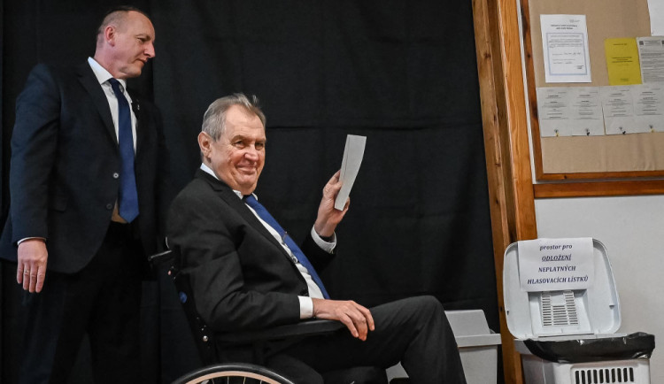 Miloš Zeman ve volební místnosti