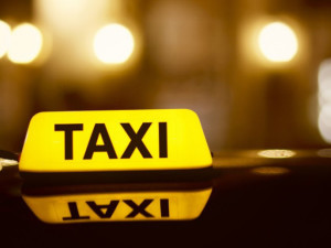 Nočními ulicemi se proháněl zdrogovaný taxikář. Doplatil na to, že spáchal dopravní přestupek