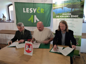 Dohodu o společné péči o národní přírodní památku Americká zahrada na Klatovsku v Plzeňském kraji podepsali zástupci Agentury ochrany přírody a krajiny ČR, státního podniku Lesy České republiky a Městyse Chudenice