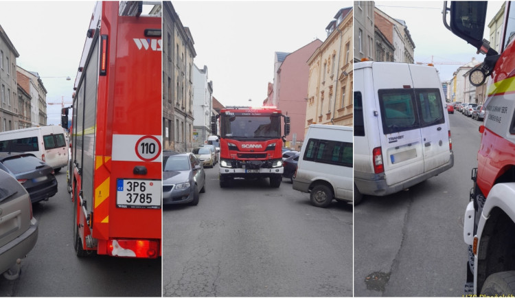 Hasiči málem nedojeli k zásahu, cestu jim zablokovala zaparkovaná auta