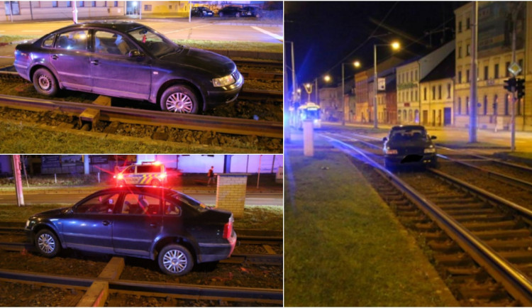 Zmatená řidička prorazila závoru u obchodního centra a zaparkovala v tramvajovém kolejišti