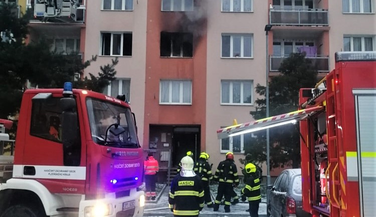 Policisté při požárech zachraňovali životy občanů města, mezi nimi byla i nejstarší stoletá obyvatelka