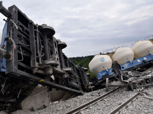 Vykolejení vlaku se 13 vagony způsobilo škody za 20 milionů, strojvedoucího soud osvobodil