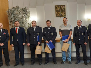 Ocenění policisté se starostou Dobřan a se svými nadřízenými