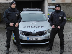 Praporčík David Šesták a praporčík Martin Opáleník z obvodního oddělení Dobřany