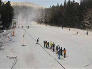 Na Šumavě je sněhu stále málo, alespoň jednu sjezdovku zprovozní na víkend pro lyžaře areál na Špičáku