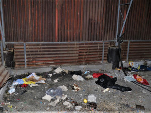 Čtyři pracovníci bezpečnostní agentury surově zbili a zkopali bezdomovce, navíc ho okradli o jeho šperky