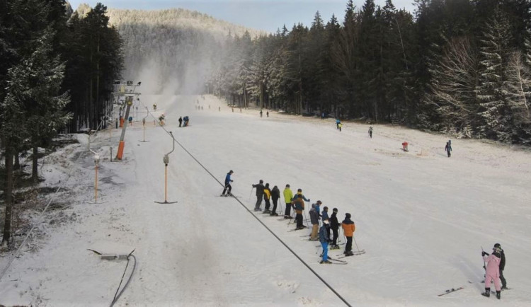 Lanovka i vleky na Špičáku zatím stojí, kdo si chce zalyžovat, musí si kopec vystoupat po svých