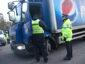 Policisté si posvítili na řidiče náklaďáků, kteří porušují zákaz vjezdu
