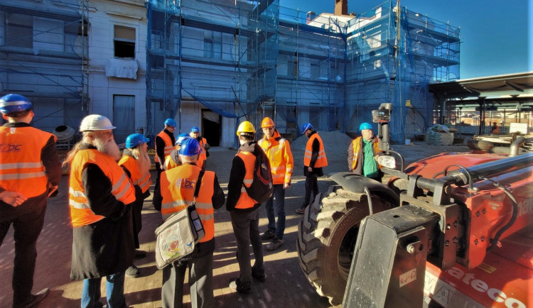 Jak se pracuje na rekonstrukci nádražní budovy se přišlo podívat vedení MO Plzeň 2 Slovany