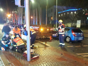 Řidič kamionu nedal přednost osobnímu vozu a doslova ho zdemoloval