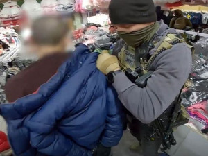 VIDEO: Asijský trhovec prodával vedle triček i kilogramy pervitinu. Celníci a policisté ho zadrželi přímo při činu